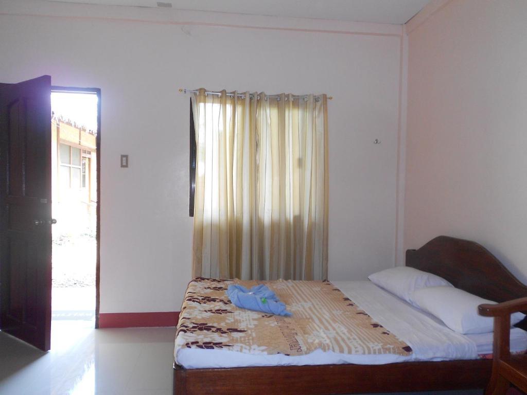 Tia Mers Guest House Puerto Princesa Room photo